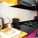 Διαμέρισμα 10 Min - Bright & Modern, Up To 5 Beds *
