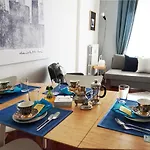 Διαμέρισμα 10 Min - Bright & Modern, Up To 5 Beds